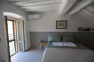 a white bedroom with a bed and a table at Centralissimo e moderno w AC in Perugia