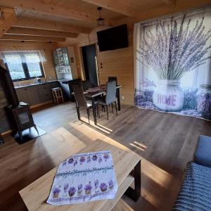 a living room with a table and a vase at Agroturystyka Lawendowa Dolinka Domki Beskid Niski in Chyrowa