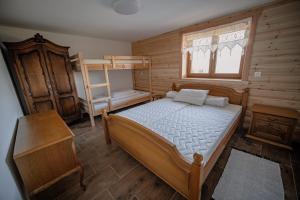 - une chambre avec un lit, une échelle et des lits superposés dans l'établissement Chata Bučina, à Oravská Lesná