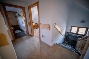 un couloir d'une pièce avec une cheminée à l'intérieur dans l'établissement Chata Bučina, à Oravská Lesná