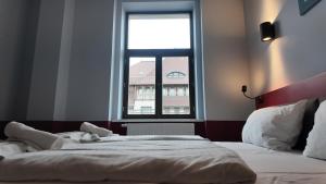 Postel nebo postele na pokoji v ubytování Maverick Athenaeum