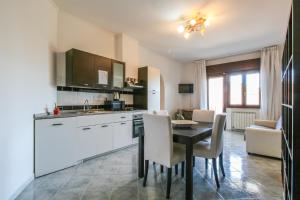 a kitchen and dining room with a table and chairs at Fiumicino King's Guest House - Comfort Rooms in Fiumicino