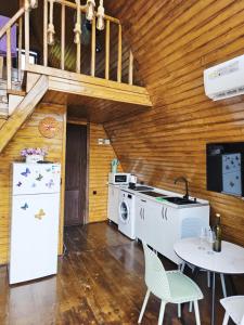 科布列季Seaside Cottage Buknari的厨房配有洗衣机、烘干机和桌子