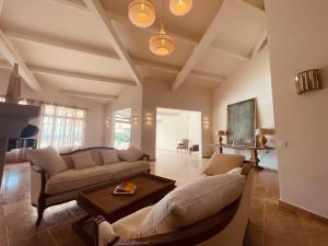 a living room with a couch and a table at La Réserve Provence in Vaugines