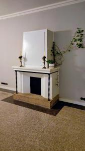 un soggiorno con un camino con due candele accese di Ylisen Kartano a Kaihari