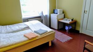 una camera da letto con un letto e un tavolino di Ylisen Kartano a Kaihari