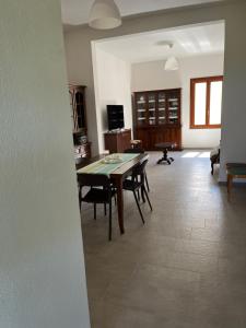 a living room with a table and chairs in it at Casa Marras in Tresnuraghes