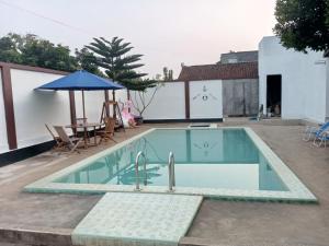una piscina en el tejado de una casa en Kostel 77 Jepara, en Jepara