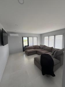 ein Wohnzimmer mit Sofa und Fernseher in der Unterkunft Modern Home In Noord in Noord