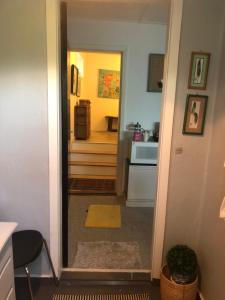a hallway with a door leading to a kitchen at Suite med egen indgang og bad in Søby