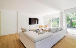 a white living room with a large white couch at Spacieuse Maison De Ville in Étaples