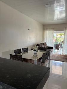 a living room with a dining room table and chairs at Casa na Villa Sorriso in Belém