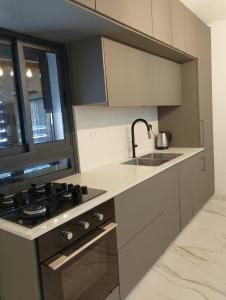 una cocina con fregadero y estufa en נופש בהר כנען, en Safed