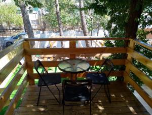 una mesa y sillas en una terraza de madera en נופש בהר כנען, en Safed 6 fotos más