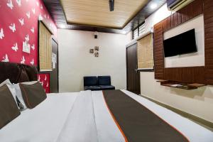 TV a/nebo společenská místnost v ubytování Hotel O Sawariya Regency