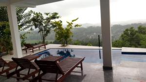 Bazén v ubytování Cloudscape villa peradeniya nebo v jeho okolí
