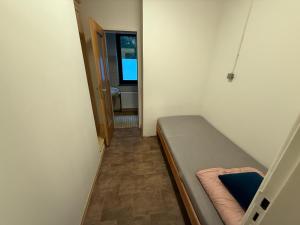 a small room with a bunk bed and a bathroom at Pension Kalifornia Zimmer 9 Doppelzimmer für 2 Personen in Osterholz-Scharmbeck in Osterholz-Scharmbeck