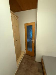 an empty room with a door and a closet at Pension Kalifornia Zimmer 9 Doppelzimmer für 2 Personen in Osterholz-Scharmbeck in Osterholz-Scharmbeck