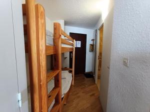 Un pasillo con dos literas en una habitación. en Résidence Chalmettes - Joli studio rénové avec accès direct aux pistes. parking MAE-8704, en Montgenèvre