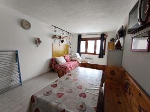 una sala de estar con un sofá y una mesa en Résidence Anges - Studio zone pistes - 29m² 4 personnes MAE-8814, en Montgenèvre