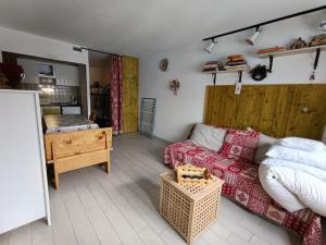 una sala de estar con un sofá y una cama en Résidence Anges - Studio zone pistes - 29m² 4 personnes MAE-8814, en Montgenèvre