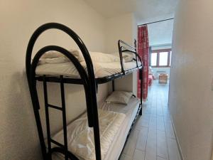Cette chambre comprend 2 lits superposés dans un couloir. dans l'établissement Résidence Anges - Studio zone pistes - 29m² 4 personnes MAE-8814, à Montgenèvre
