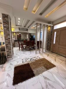 - un salon avec une table et un tapis au sol dans l'établissement villa private pool marina 5, à El Alamein