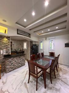 une salle à manger avec une table et des chaises et une cuisine dans l'établissement villa private pool marina 5, à El Alamein 46 autres photos