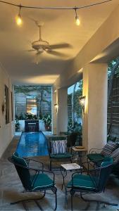 Πισίνα στο ή κοντά στο Elegant French Patio Home with Private Pool