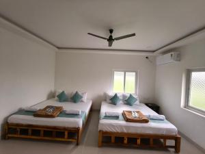 Postel nebo postele na pokoji v ubytování Saai Residency Tiruvannamalai + 23 fotografií