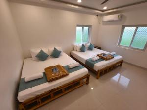 Postel nebo postele na pokoji v ubytování Saai Residency Tiruvannamalai