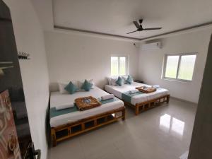 Postel nebo postele na pokoji v ubytování Saai Residency Tiruvannamalai