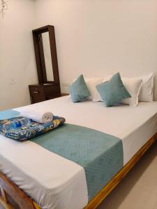 Postel nebo postele na pokoji v ubytování Saai Residency Tiruvannamalai