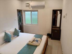 Postel nebo postele na pokoji v ubytování Saai Residency Tiruvannamalai