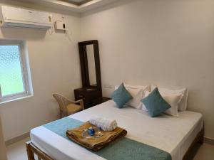 Postel nebo postele na pokoji v ubytování Saai Residency Tiruvannamalai