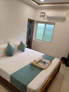 Postel nebo postele na pokoji v ubytování Saai Residency Tiruvannamalai