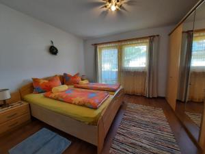 Postel nebo postele na pokoji v ubytování Ferienwohnung YogaHaus Berchtesgaden