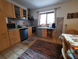 Kuchyň nebo kuchyňský kout v ubytování Ferienwohnung YogaHaus Berchtesgaden