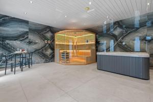 une salle à manger avec un mur de science-fiction dans l'établissement Cinema Studio Room with Spa, à Cardiff