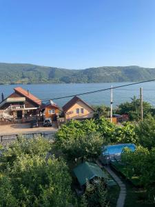 a view of a town with a lake in the background at Casa Melania in Eşelniţa