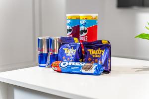 un comptoir avec trois paquets d'oreos et des snacks dans l'établissement Cinema Studio Room with Spa, à Cardiff 9 autres photos
