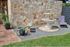een fontein, een bankje en een stenen muur bij Landhotel Stähle in Schüttorf