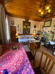 un soggiorno con un tavolo e un divano di Perky Roses Home, Mountain Meets Sea in Milies, Pelion a Miléai Altre 37 foto