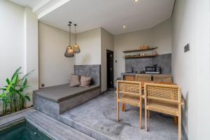 Habitación con cama, mesa y piscina en Sabi San 15C - Relax and Recharge - 2BR Villa - Private Pool - Stylish, en Kerobokan