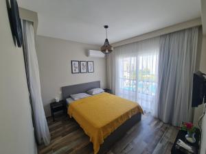 une chambre avec un lit avec une couverture jaune dans l'établissement Charming Twin House In Paros - Mountain View Ras ElHikma - North Coast Egypt, à Ras Elhekma 79 autres photos