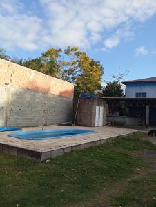 a brick wall with three blue trays in a yard at Marta's house in Peruíbe