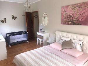 una camera con un grande letto e un pianoforte di Capt Tassos Summer House in Dassia a Città di Corfù