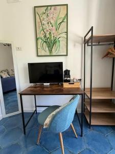 escritorio con ordenador y silla en una habitación en Eliza Art, en Capri