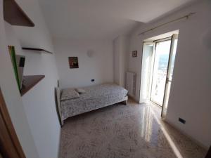 a bedroom with a bed in a room with a window at Casa Fasano in Miranda