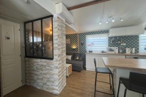 Η κουζίνα ή μικρή κουζίνα στο Charming mobile home with pool in Hyères